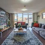 Movie House Executive Suite - Secure Free Parking