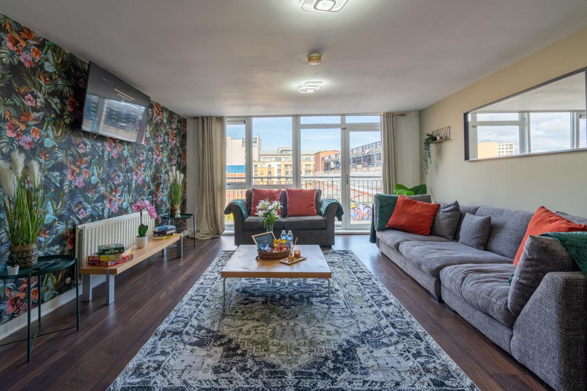 Movie House Executive - Secure Free Parking Apartment