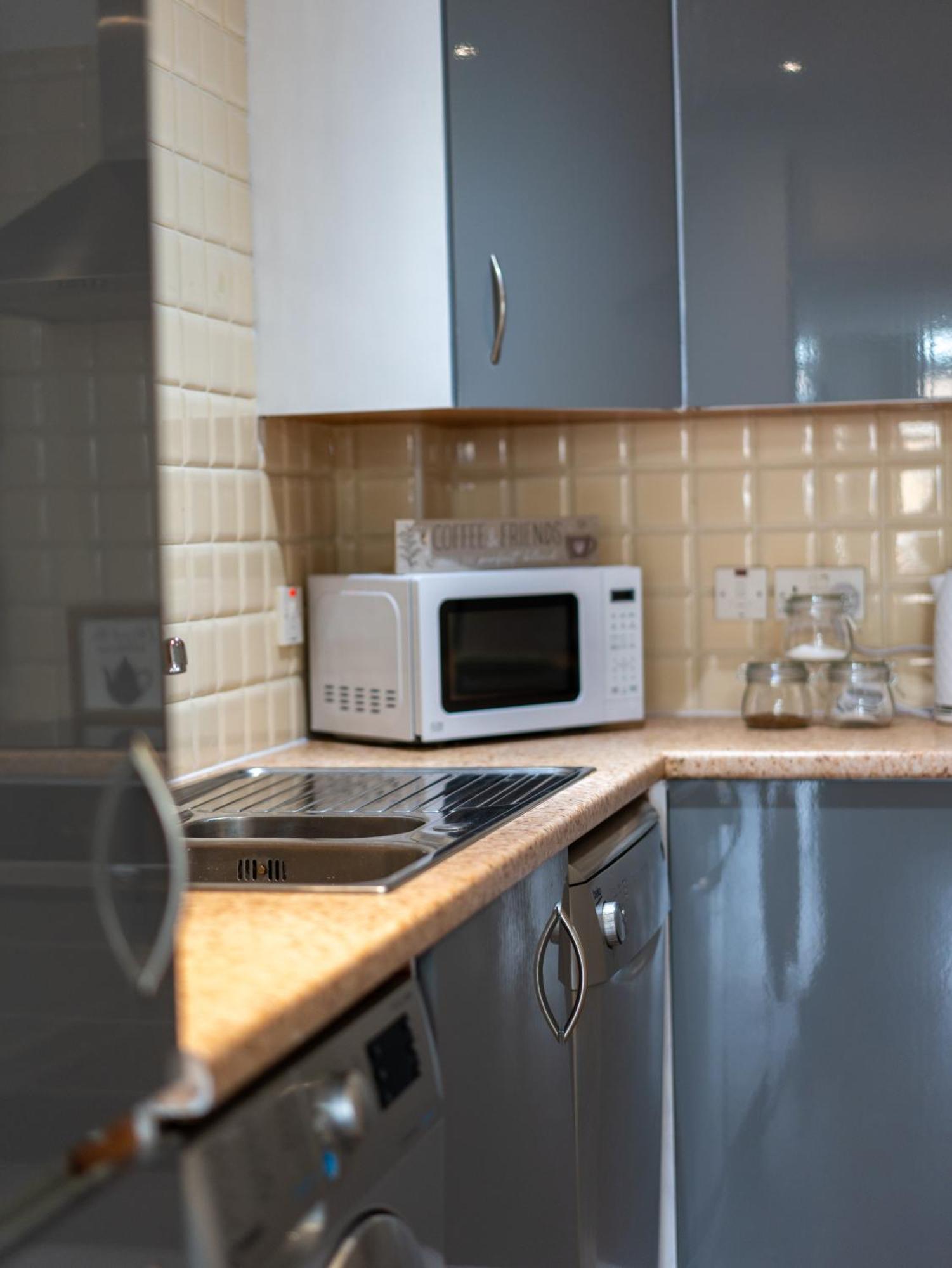 Movie House Executive - Secure Free Parking Apartment Belfast