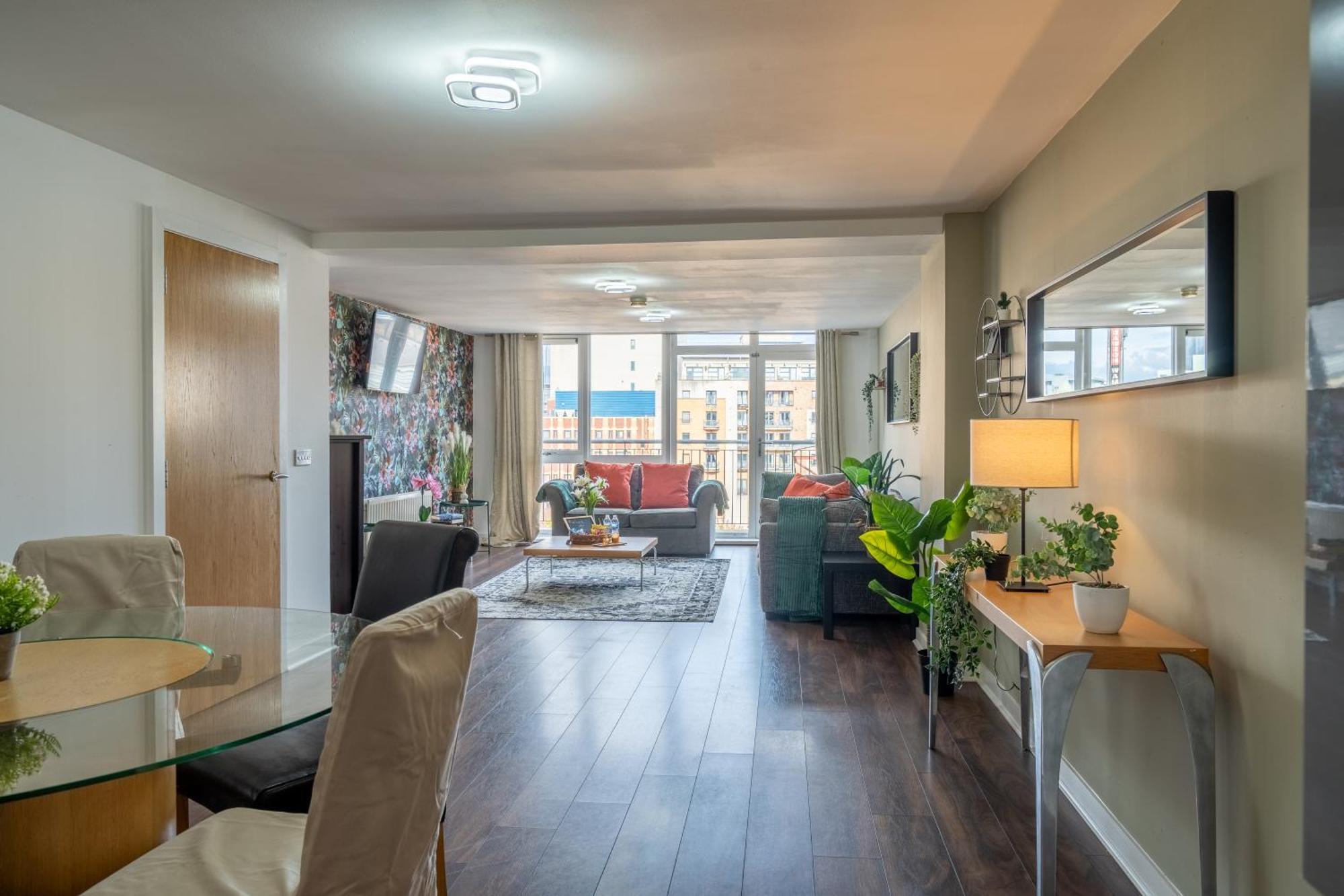 Movie House Executive - Secure Free Parking Apartment *