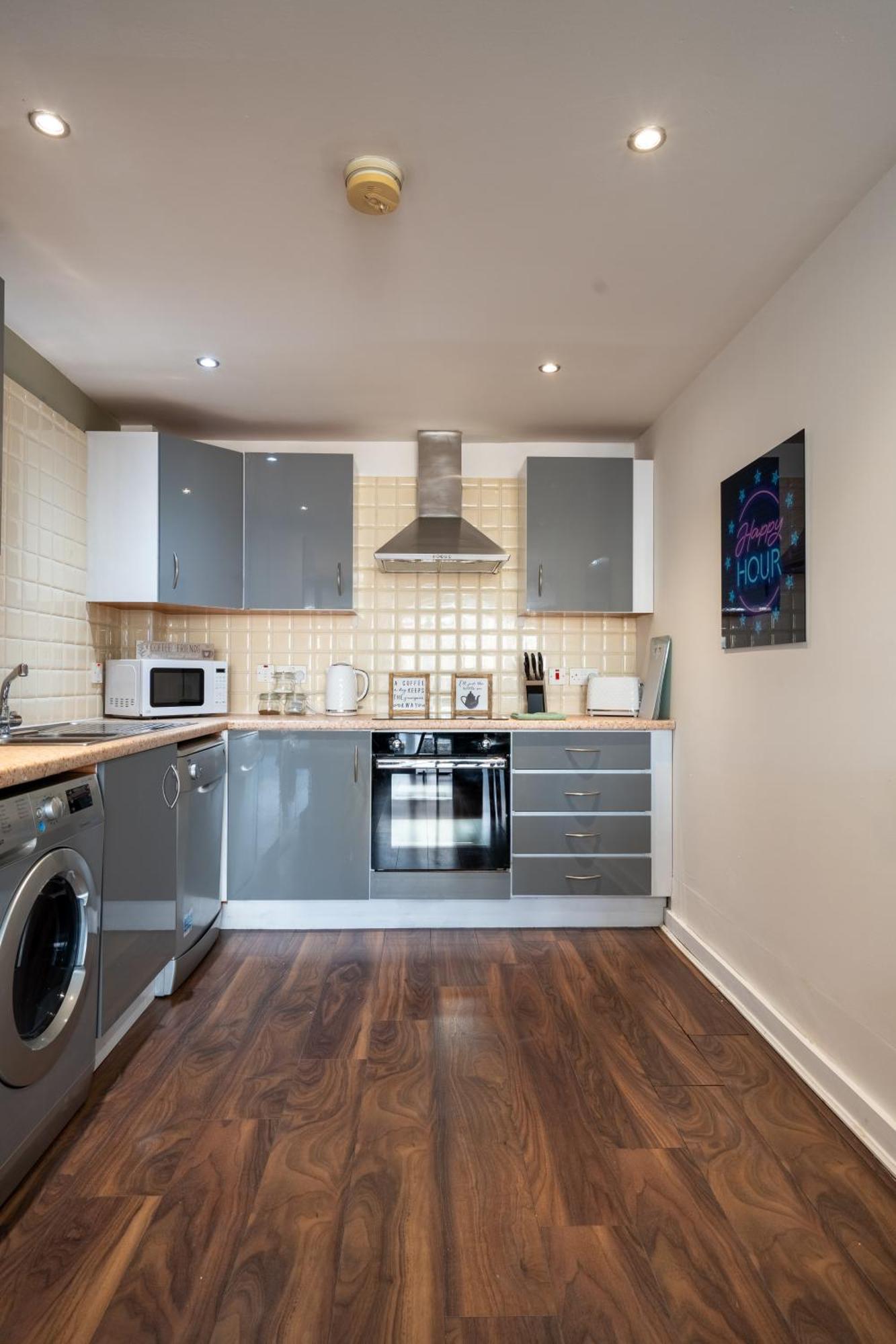 Movie House Executive - Secure Free Parking Apartment *