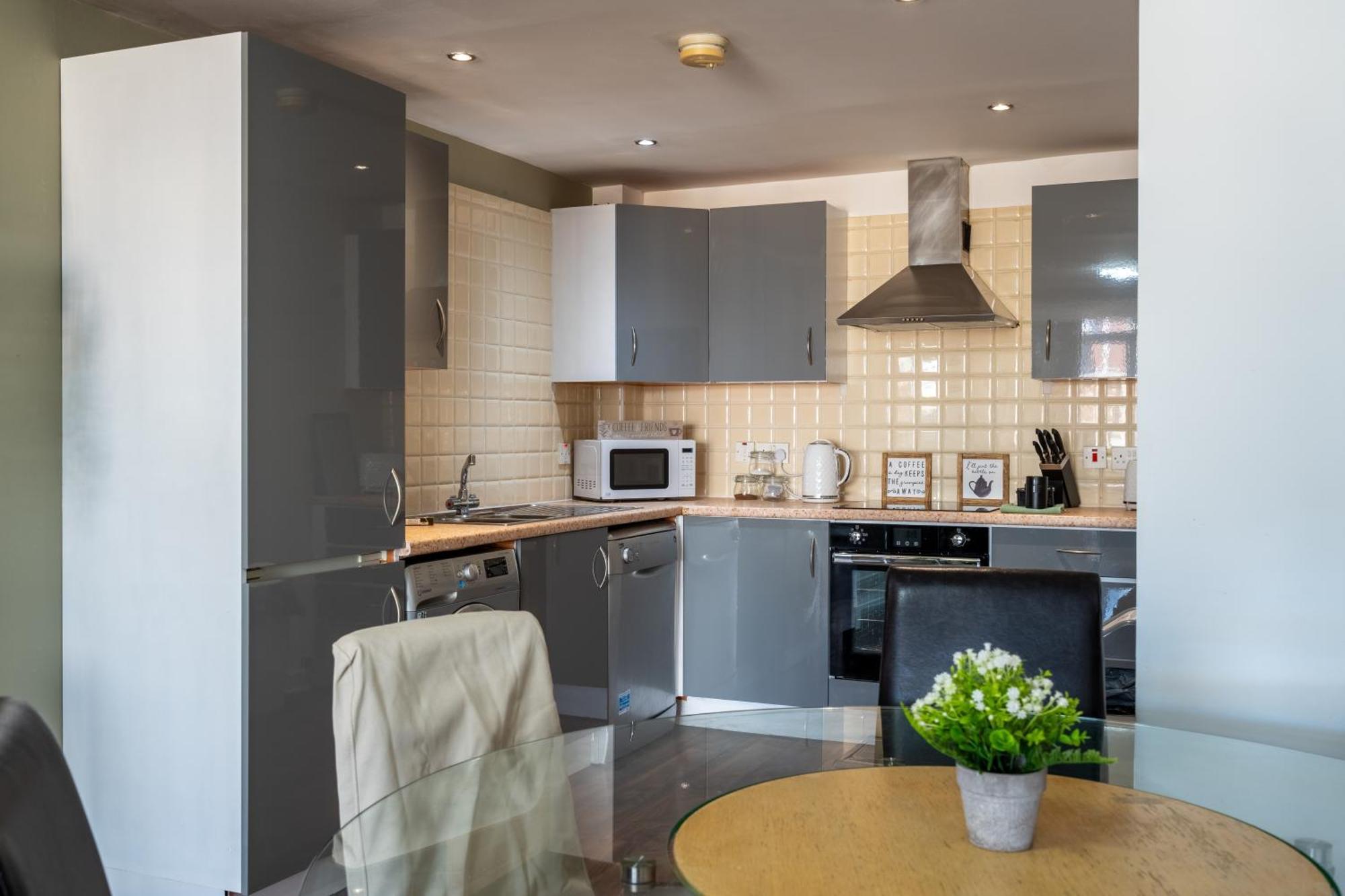 Movie House Executive - Secure Free Parking Apartment *