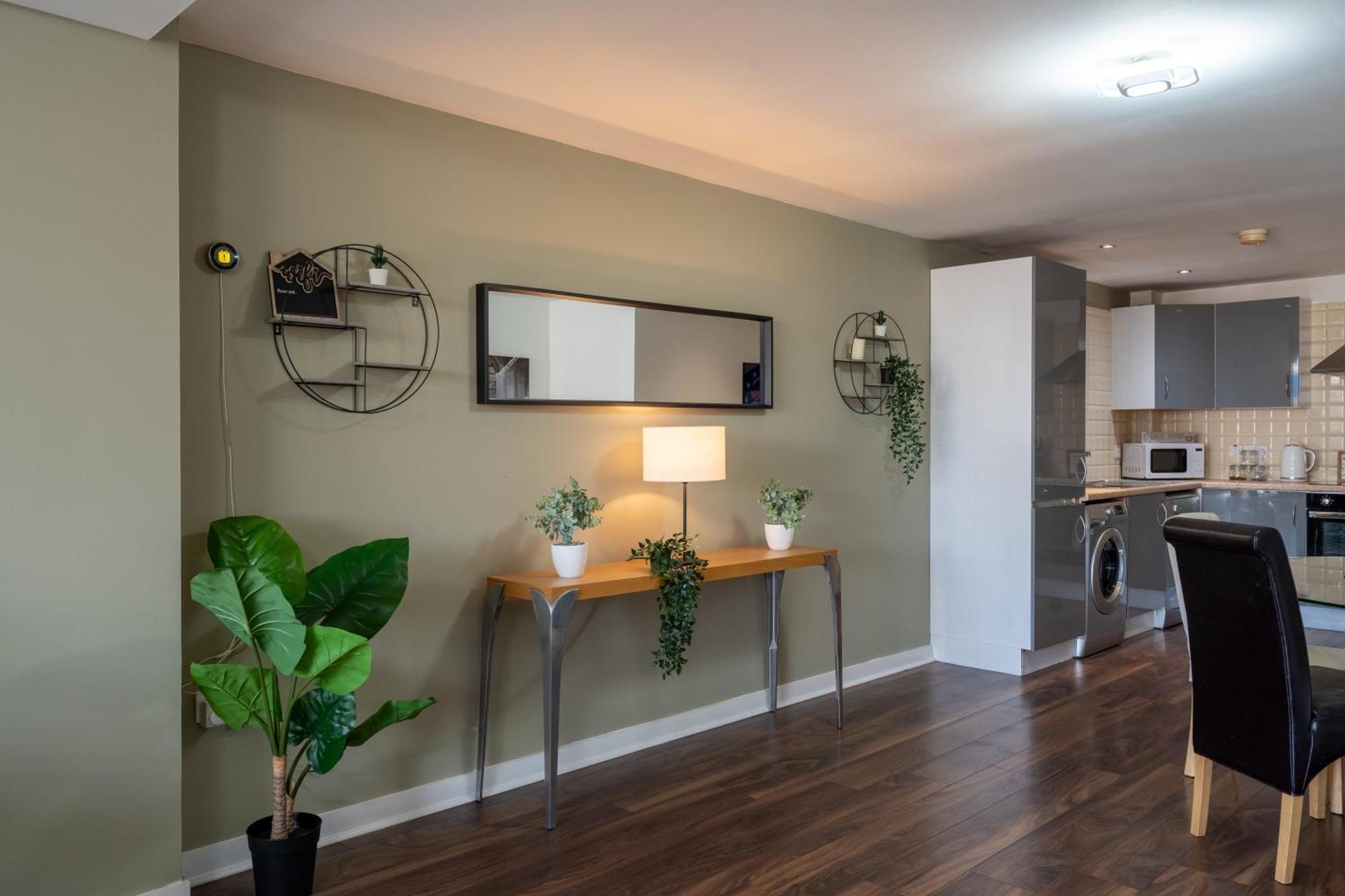 Movie House Executive - Secure Free Parking *