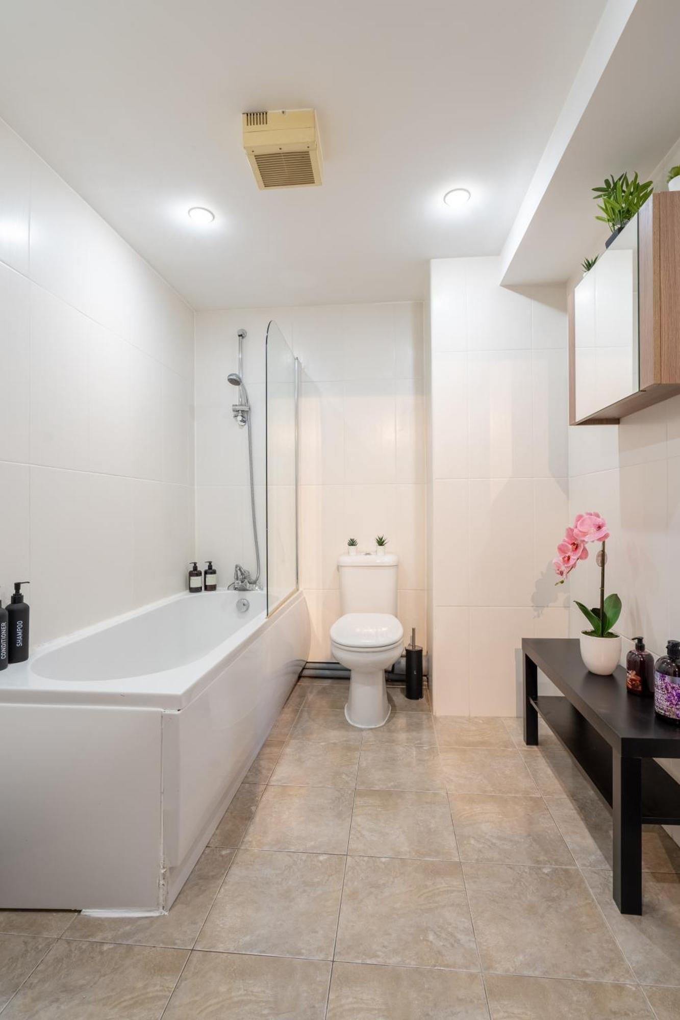 Movie House Executive - Secure Free Parking Apartment *
