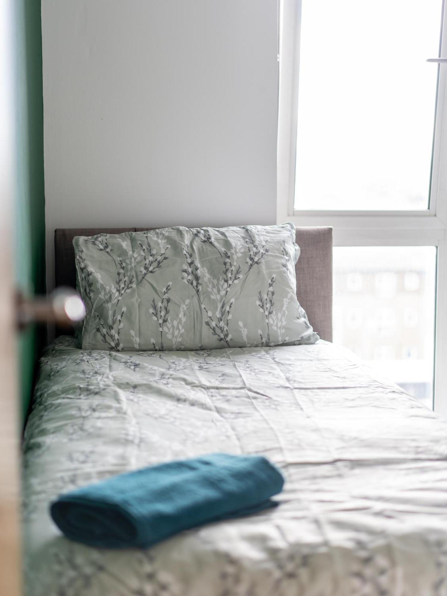 Movie House Executive - Secure Free Parking Apartment