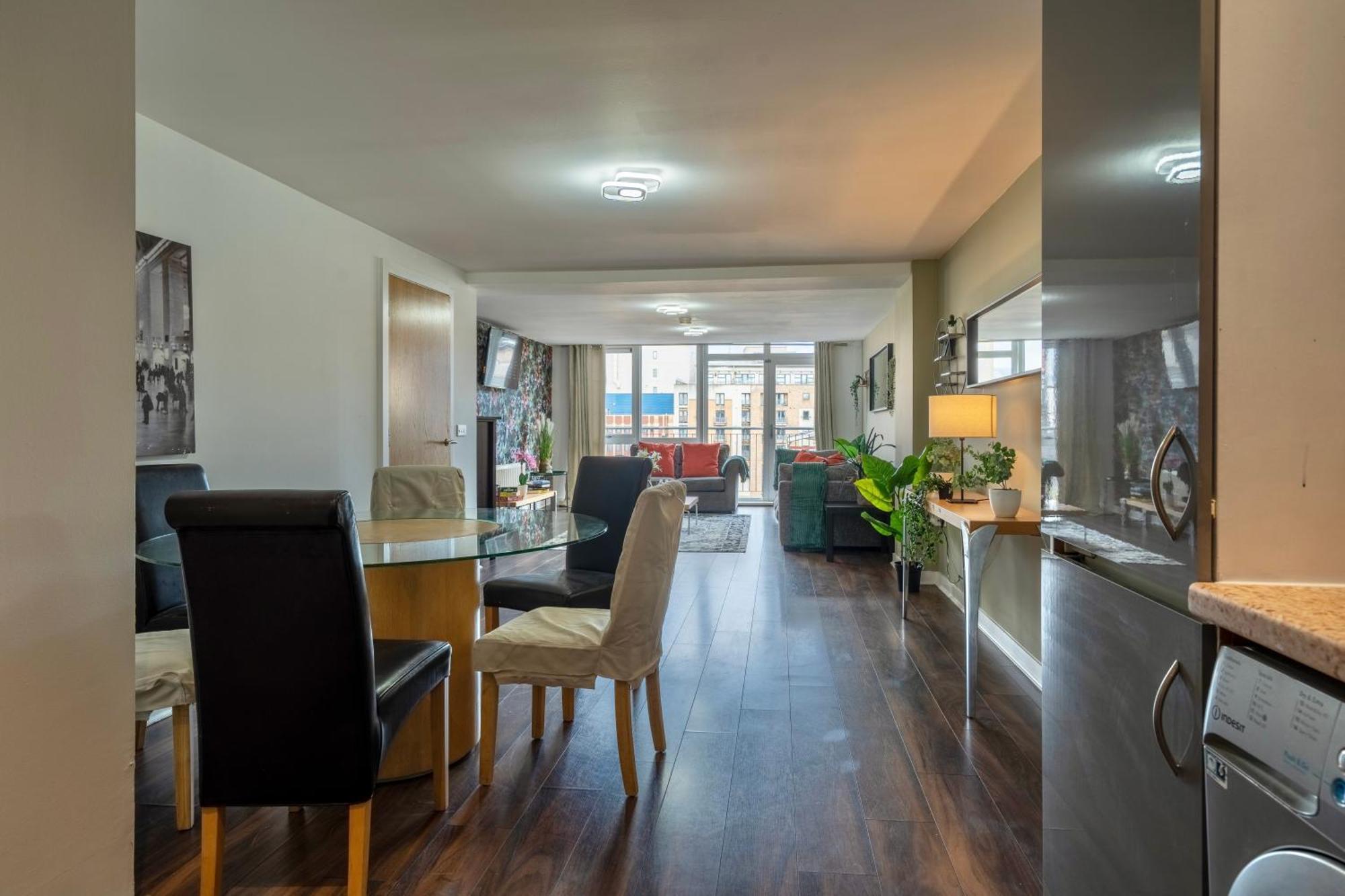 Apartment Movie House Executive - Secure Free Parking *