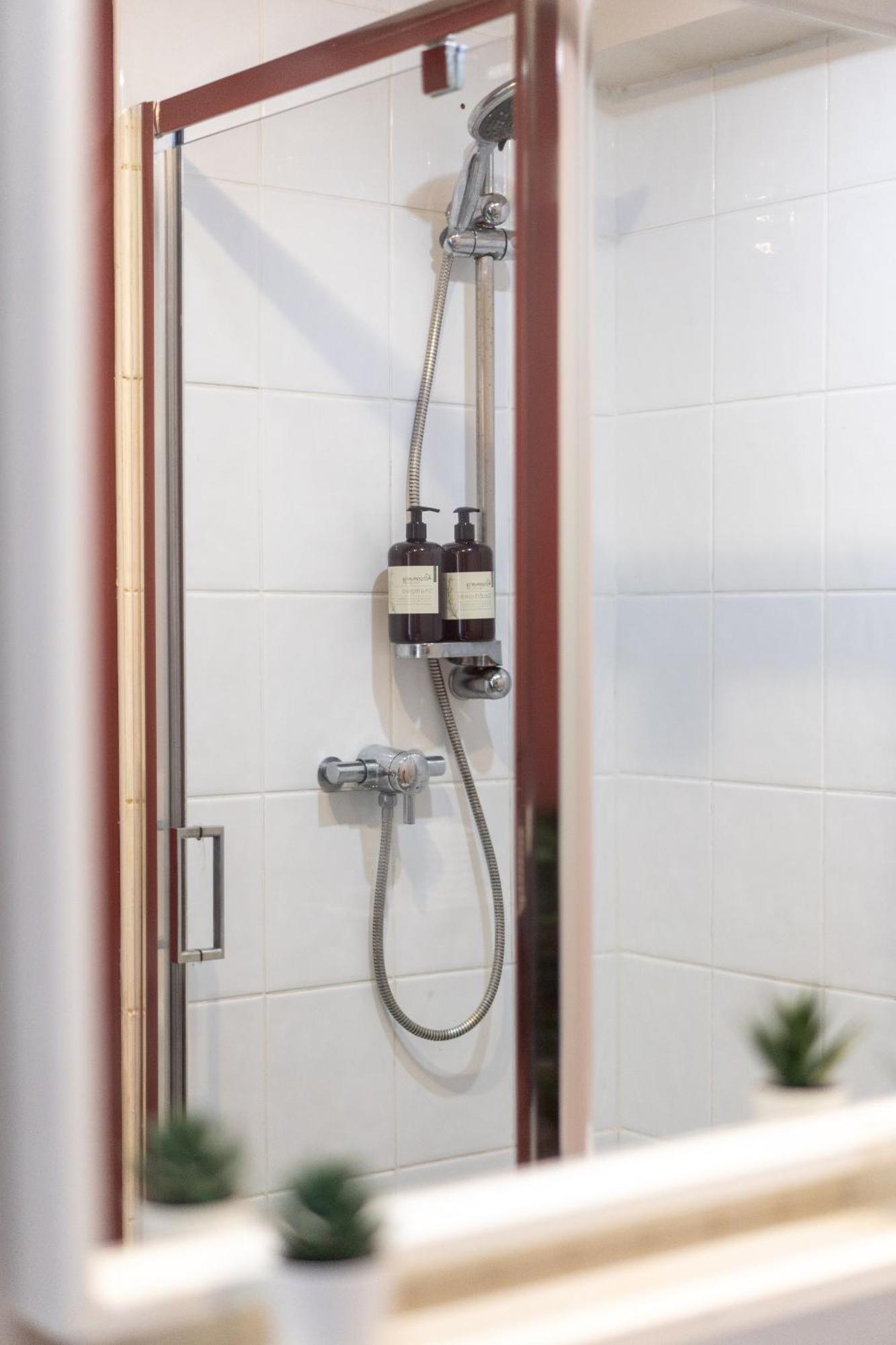 Movie House Executive - Secure Free Parking Apartment